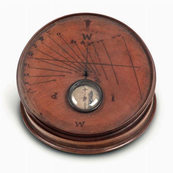 Orologio solare con bussola in legno di bosso inciso. XVIII-XIX secolo