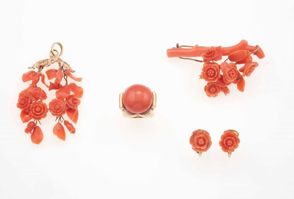 Collezione di gioielli in corallo composta da un anello, un paio di orecchini, una spilla ed un pendente