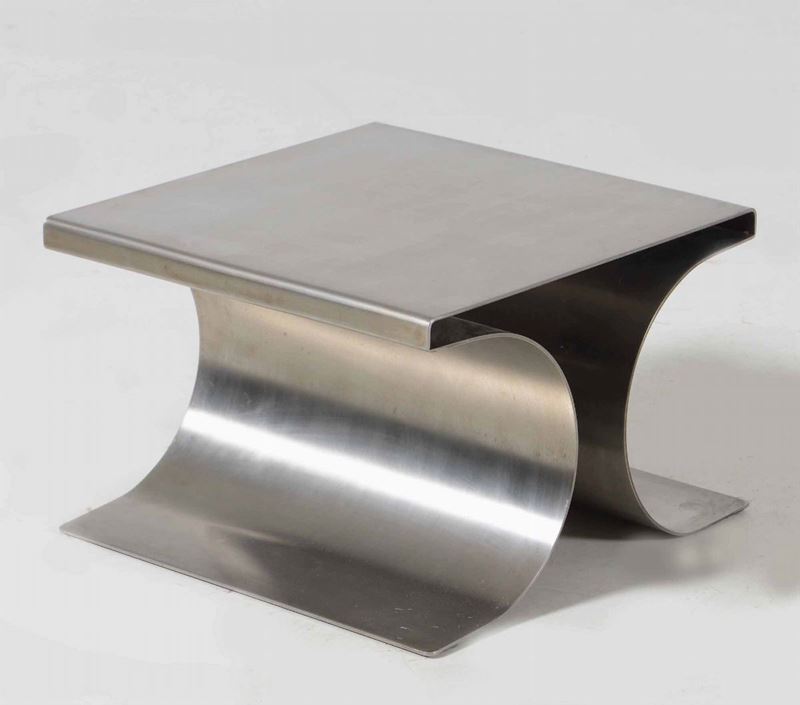 Tavolo basso con struttura in acciaio.  - Auction Design Lab - Cambi Casa d'Aste