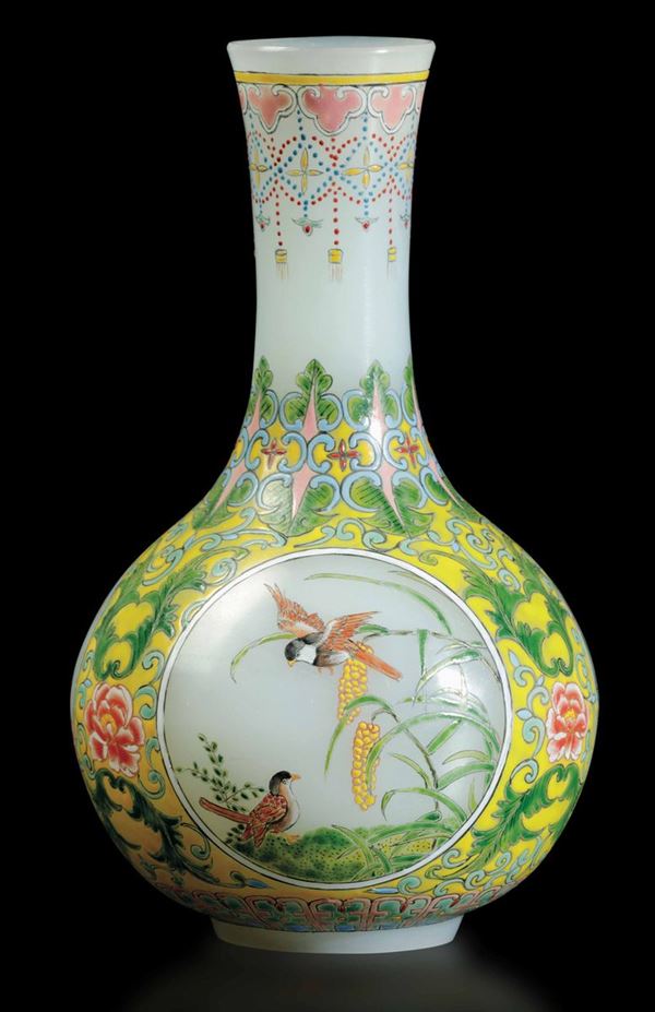 Piccolo vaso a bottiglia in vetro di Pechino con decori floreali e soggetti naturalistici entro riserve, Cina, Dinastia Qing, probabilmente marca e del periodo  Qianlong (1736-1796)