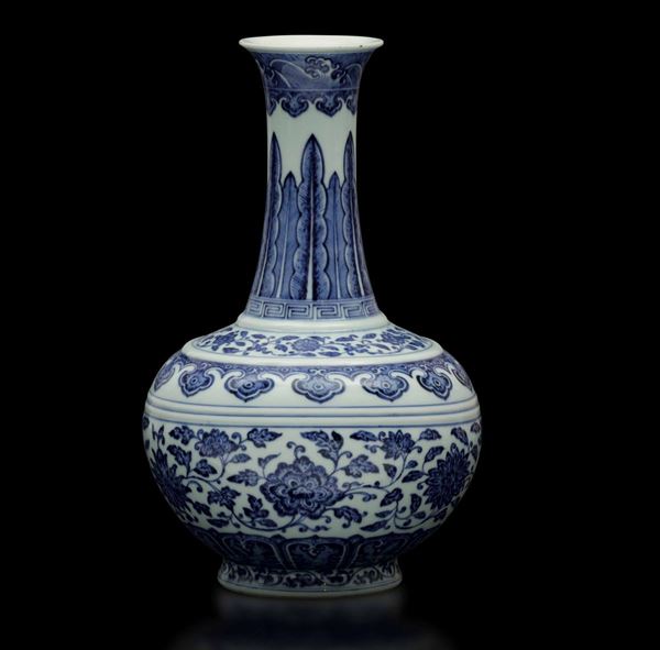 Raro vaso a bottiglia in porcellana bianca e blu con decoro floreale Ming style, Cina, Dinastia Qing, marca e del periodo Qianlong (1736-1796)
