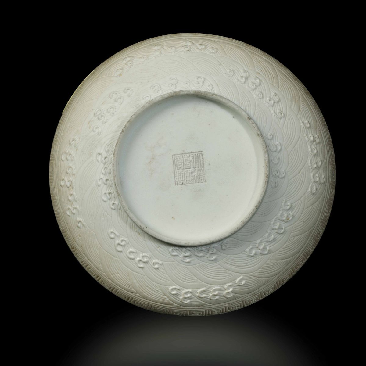Scatola con Coperchio in Biscuit con Decoro Semovente di Draghi tra le Nuvole, Cina, Dinastia Qin...