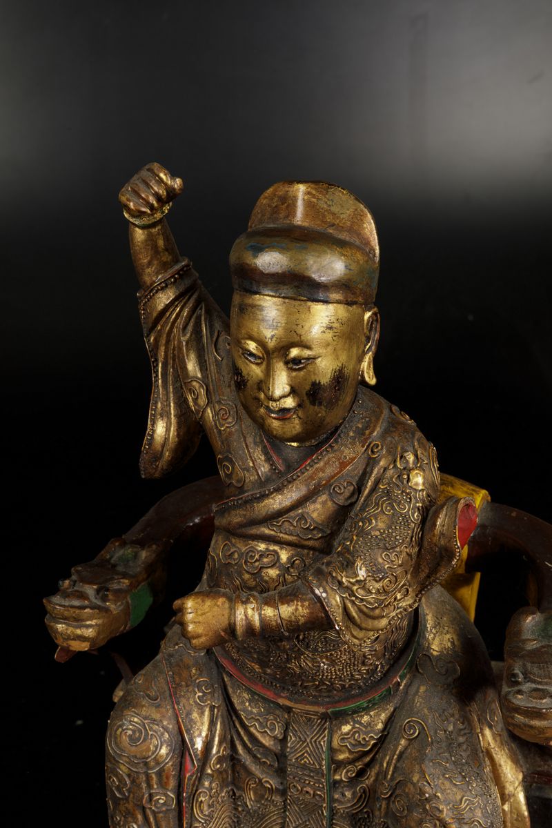 Figura di Guardiano Seduto in Legno Laccato, Cina, Dinastia Qing, Epoca Qianlong (1736-1796)
