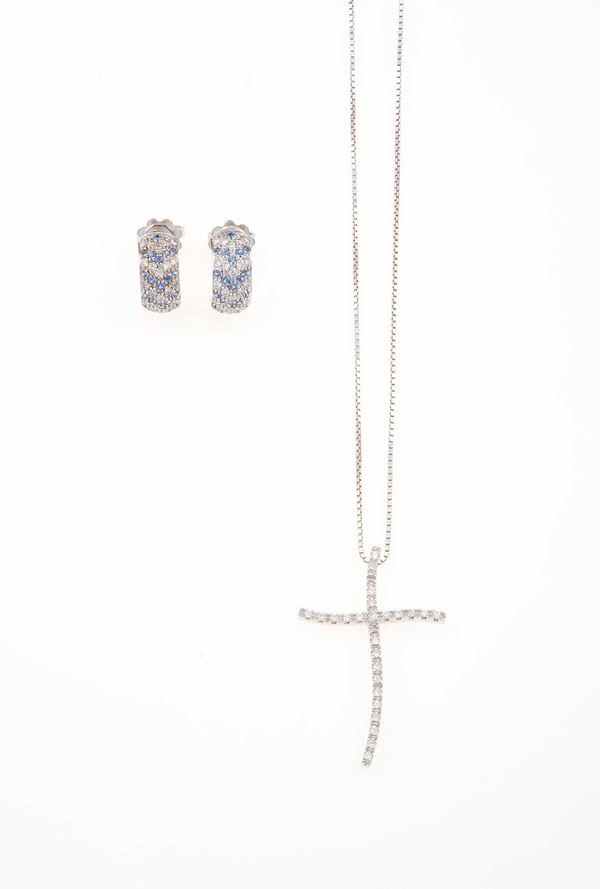 Lotto composto da pendente croce con dimanti ed un paio di orecchini con pavé di diamanti e zaffiri