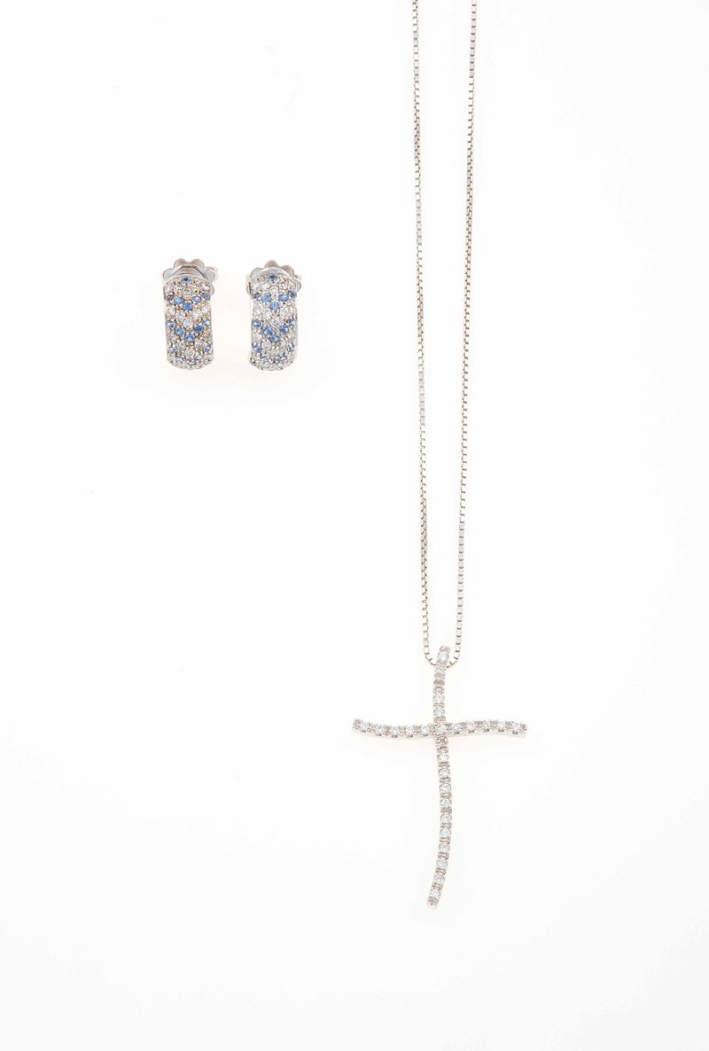 Lotto composto da pendente "croce" con diamanti ed un paio di orecchini con pavé di diamanti e zaffiri  - Asta Gioielli - Cambi Casa d'Aste