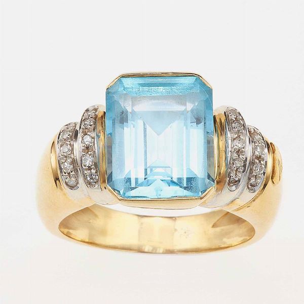 Anello con topazio azzurro di ct 7.40 circa e piccoli diamanti