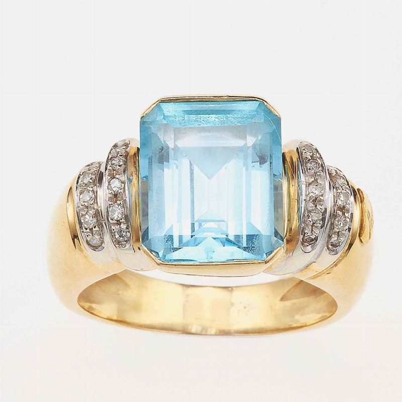 Anello con topazio azzurro di ct 7.40 circa e piccoli diamanti  - Asta Asta a Tempo | Gioielli - Cambi Casa d'Aste