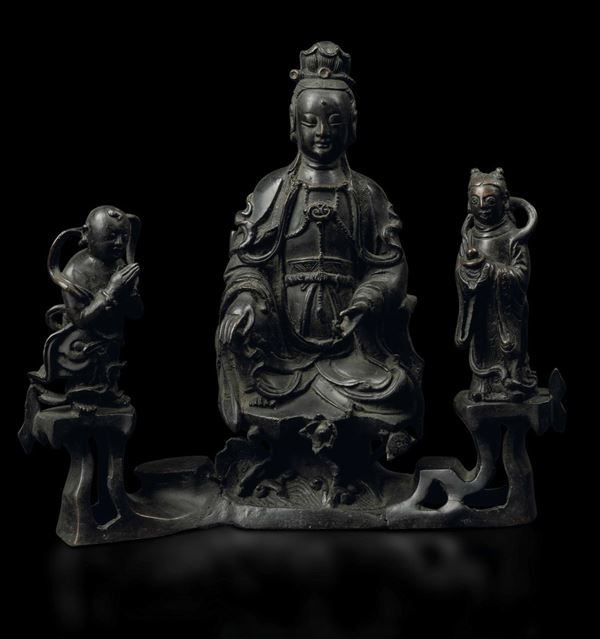 Raro gruppo in bronzo raffigurante Guanyin assisa con accoliti, Cina, Dinastia Ming, XVI secolo