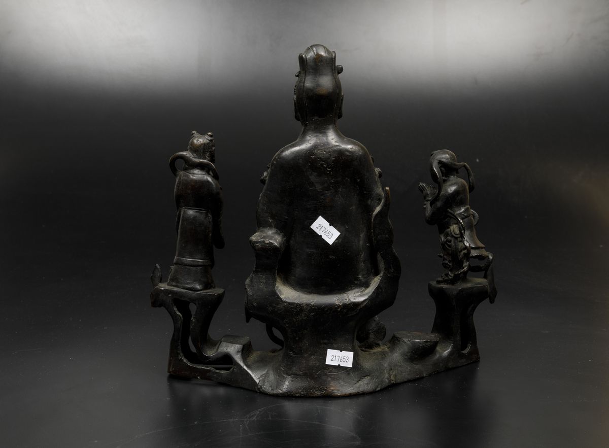 Raro Gruppo in Bronzo Raffigurante Guanyin Assisa con Accoliti, Cina, Dinastia Ming, XVI Secolo