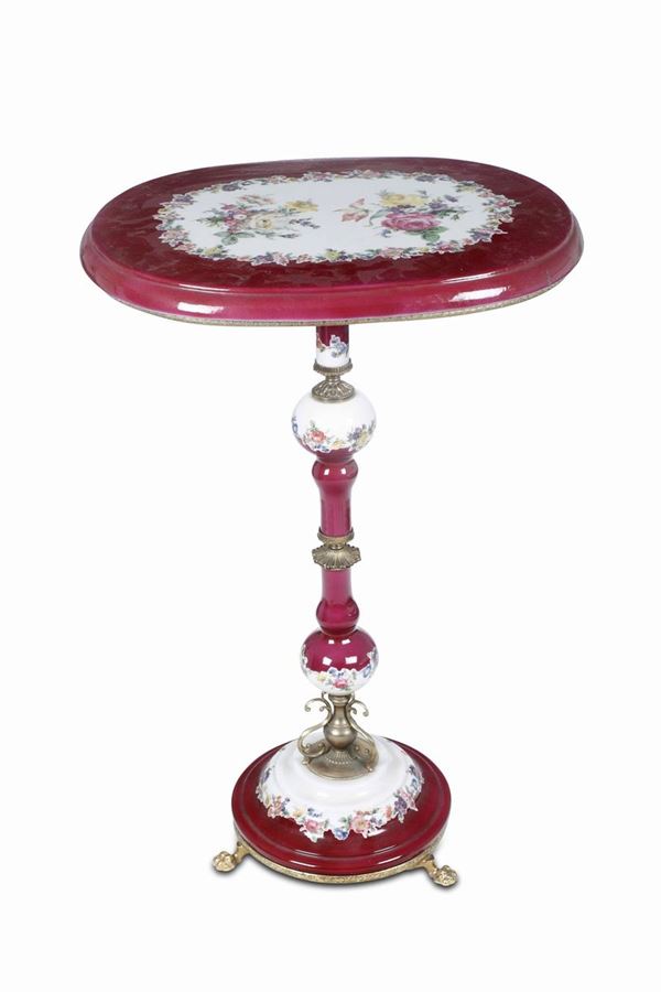 Tavolino in porcellana decorata in policromia a fiori. Applicazioni e piedini in metallo dorato. Alfa Ceramiche, XX secolo