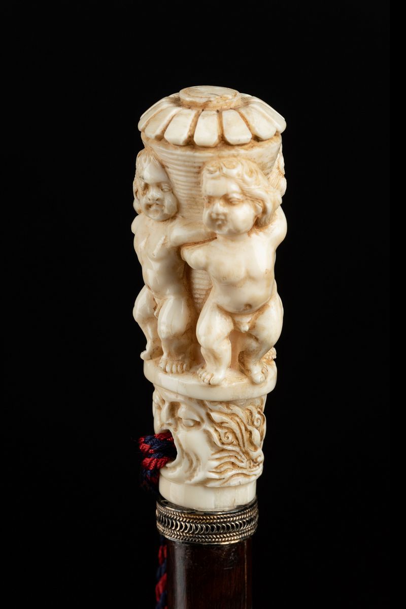 Bastone con Impugnatura in Avorio, con Putti e Mascherone, Inghilterra, Fine XIX Secolo
