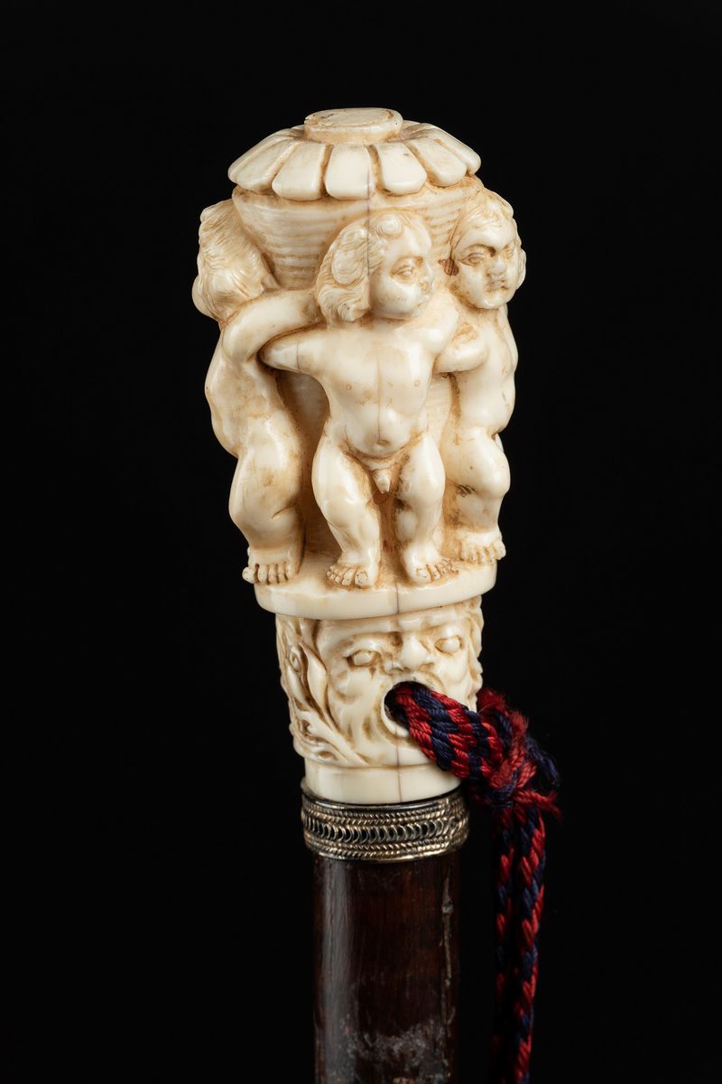 Bastone con Impugnatura in Avorio, con Putti e Mascherone, Inghilterra, Fine XIX Secolo