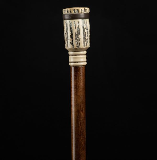 Bastone a sistema con impugnatura cilindrica in resina a foggia di corno di cervo, Manifattura europea, inizi XX secolo