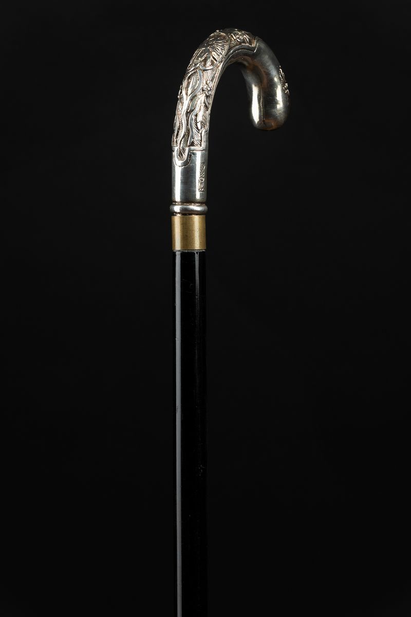 Bastone con Impugnatura Ricurva in Argento con Motivi Floreali Punzonato in Stile Liberty, Inghil...