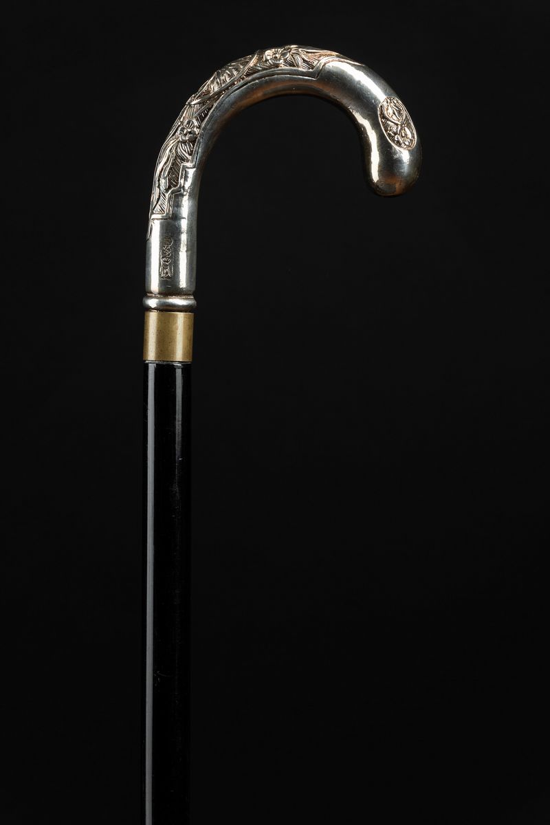 Bastone con Impugnatura Ricurva in Argento con Motivi Floreali Punzonato in Stile Liberty, Inghil...