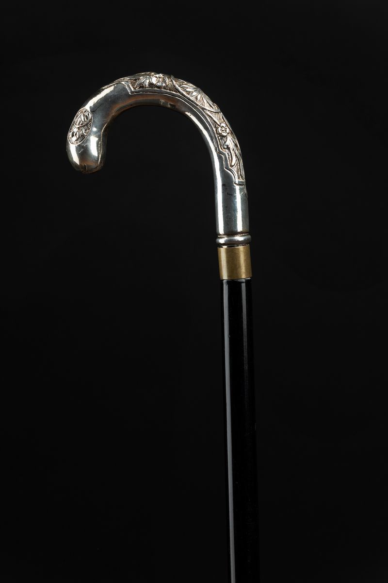 Bastone con Impugnatura Ricurva in Argento con Motivi Floreali Punzonato in Stile Liberty, Inghil...