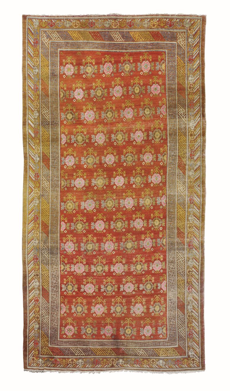 Tappeto Hotan, est Turkestan inizio XX secolo  - Auction Fine Carpets and Rugs - Cambi Casa d'Aste