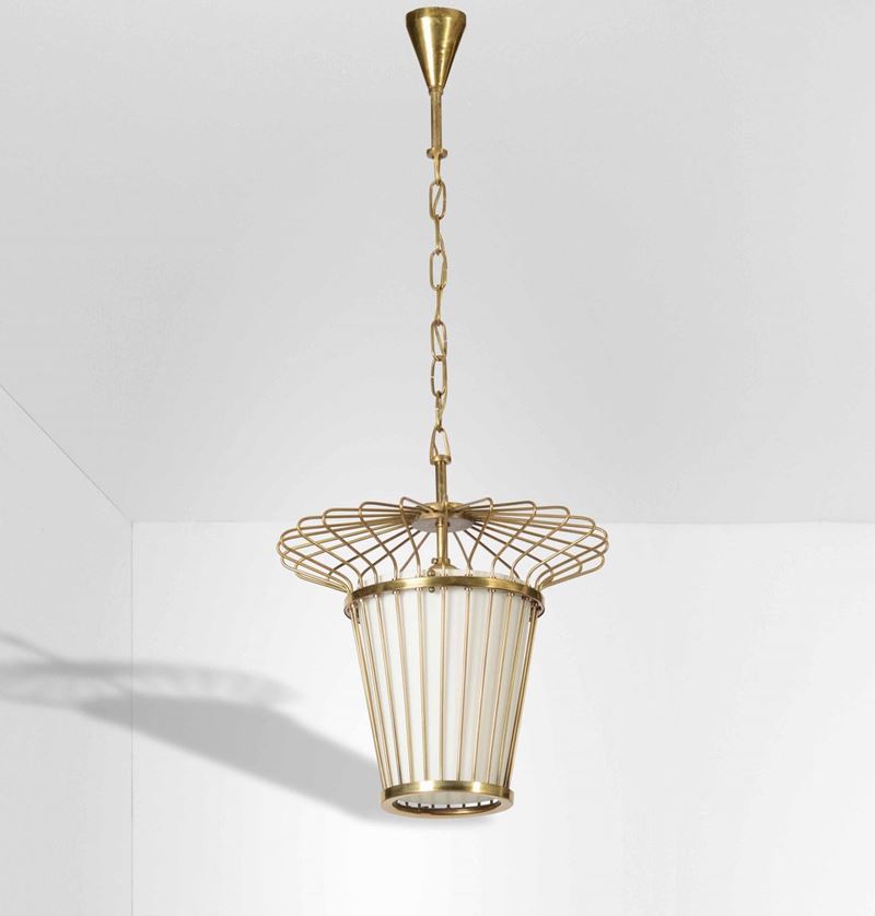 Lampada a sospensione con struttura in ottone e diffusore in vetro opalino.  - Auction Design Lab - Cambi Casa d'Aste