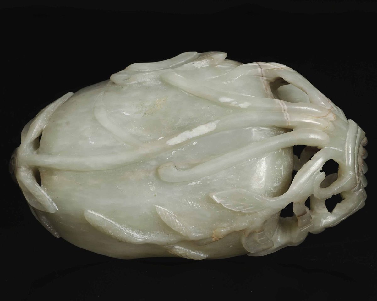 Sciacquapennelli Scolpito in Giada Celadon a Foggia di Fruttino con Dettagli a Rilievo, Cina, Din...