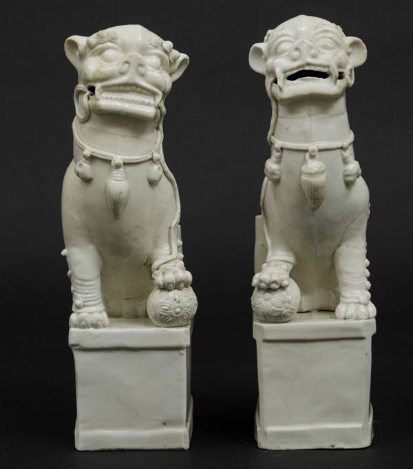 Two porcelain lions, China, Qing Dynasty, 1700s