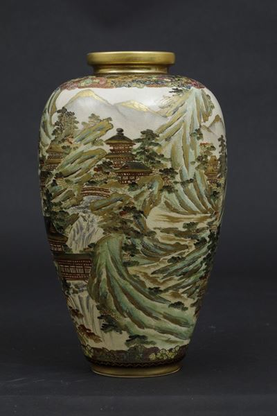 Vaso in Porcellana Satsuma Raffigurante Paesaggio con Pagode, Giappone, Periodo Meiji (1868-1912)