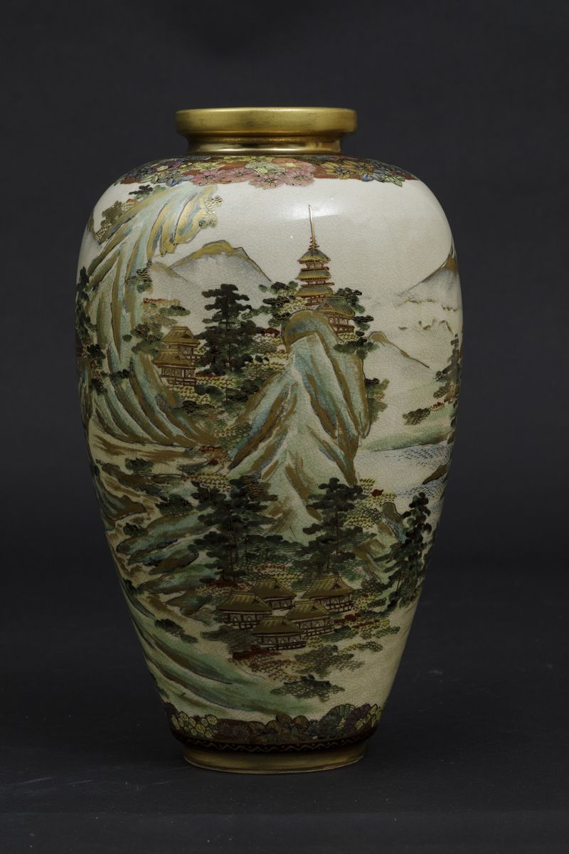 Vaso in Porcellana Satsuma Raffigurante Paesaggio con Pagode, Giappone, Periodo Meiji (1868-1912)