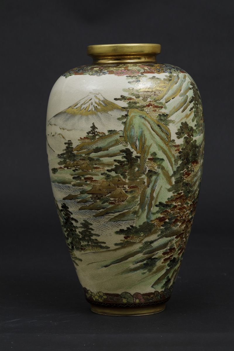 Vaso in Porcellana Satsuma Raffigurante Paesaggio con Pagode, Giappone, Periodo Meiji (1868-1912)