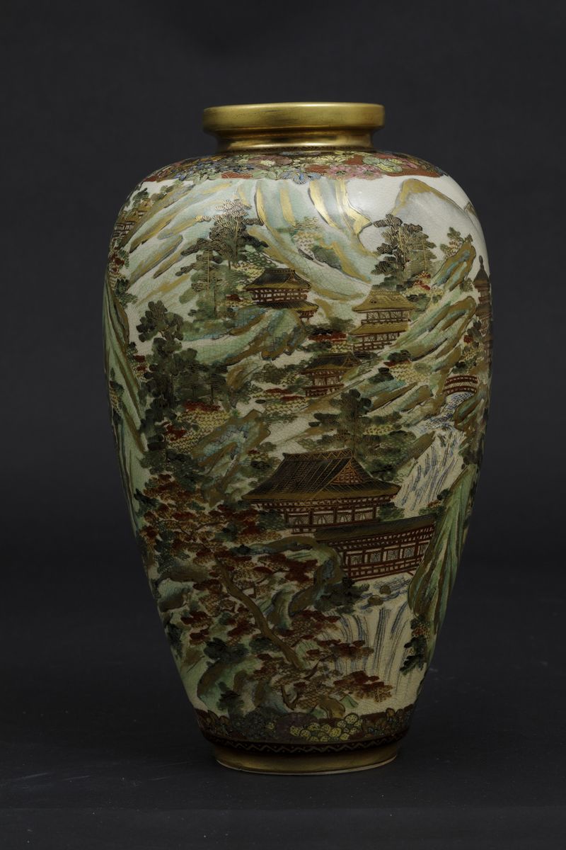 Vaso in Porcellana Satsuma Raffigurante Paesaggio con Pagode, Giappone, Periodo Meiji (1868-1912)