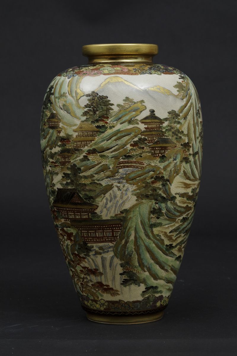 Vaso in Porcellana Satsuma Raffigurante Paesaggio con Pagode, Giappone, Periodo Meiji (1868-1912)