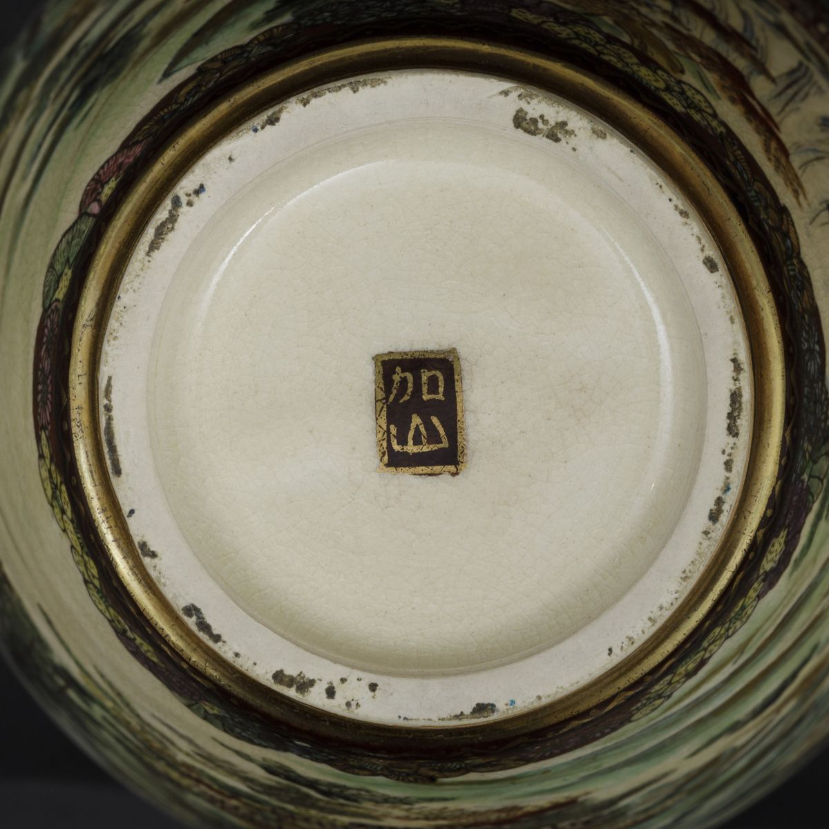 Vaso in Porcellana Satsuma Raffigurante Paesaggio con Pagode, Giappone, Periodo Meiji (1868-1912)