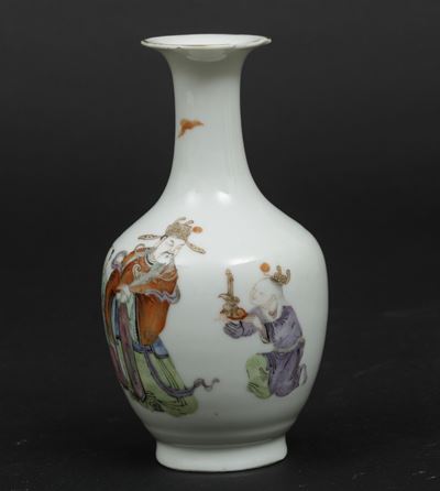 Piccolo Vaso a Bottiglia in Porcellana a Smalti Policromi con Figura di Imperatore, Cina, XX Seco...