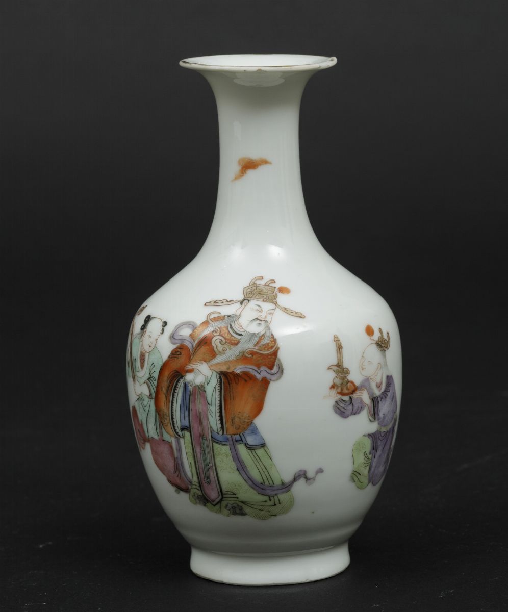 Piccolo Vaso a Bottiglia in Porcellana a Smalti Policromi con Figura di Imperatore, Cina, XX Seco...