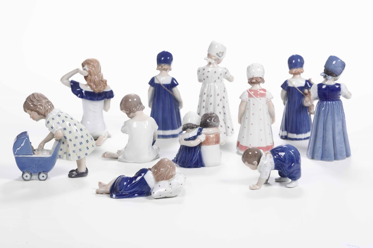 Gruppo di 11 Figurine Danimarca, Manifattura Royale Copenaghen e Bing & Grøndahl, Seconda Metà de...