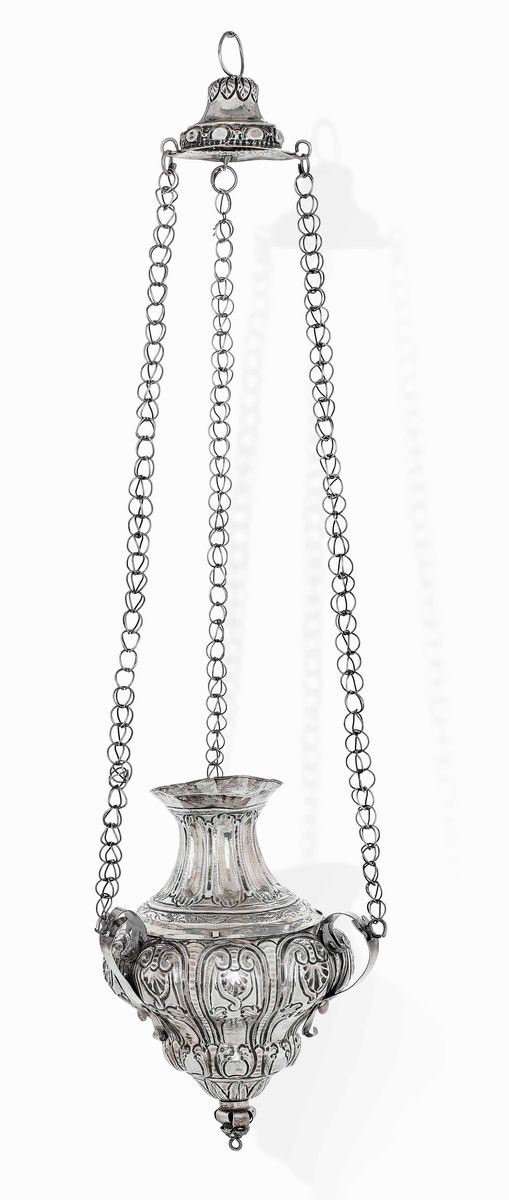 Lampada votiva in argento fuso, sbalzato e cesellato. Argenteria italiana del XVIII secolo (bolli consunti di difficile lettura)