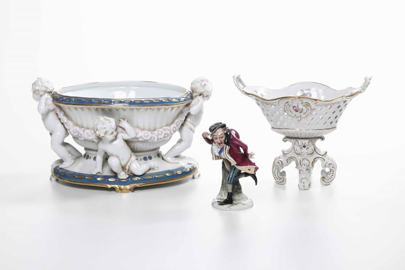 Un centrotavola, una cestina e una figurina Germania e Italia, prima metà del XX secolo  - Auction Timed Auction | Ceramics - Cambi Casa d'Aste