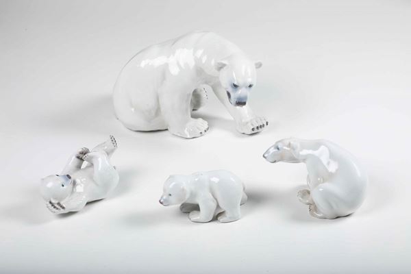 Figurine di quattro orsi polari