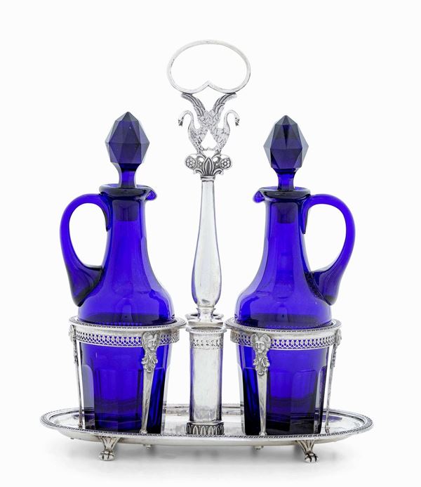Oliera in argento fuso e cesellato con ampolle in vetro molato. Argenteria artistica italiana del XX secolo in stile neoclassico.