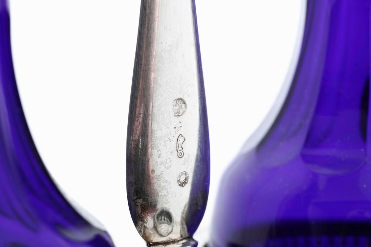 Oliera in Argento Fuso e Cesellato con Ampolle in Vetro Molato. Argenteria Artistica Italiana del...