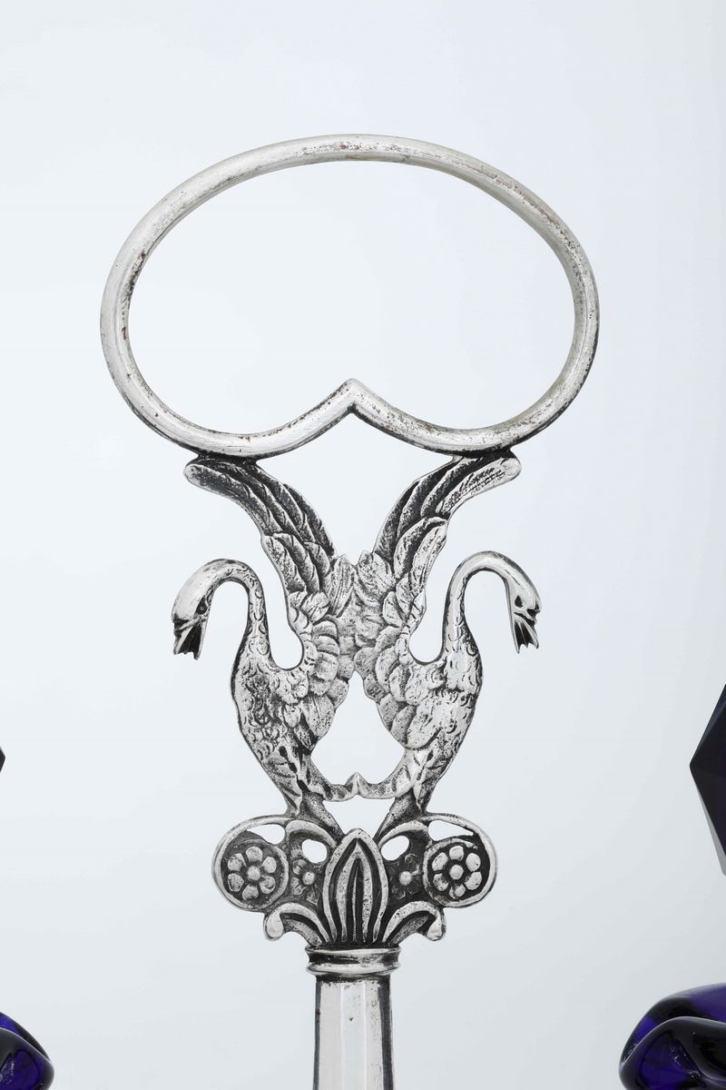 Oliera in Argento Fuso e Cesellato con Ampolle in Vetro Molato. Argenteria Artistica Italiana del...
