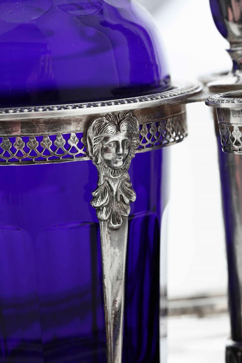 Oliera in Argento Fuso e Cesellato con Ampolle in Vetro Molato. Argenteria Artistica Italiana del...