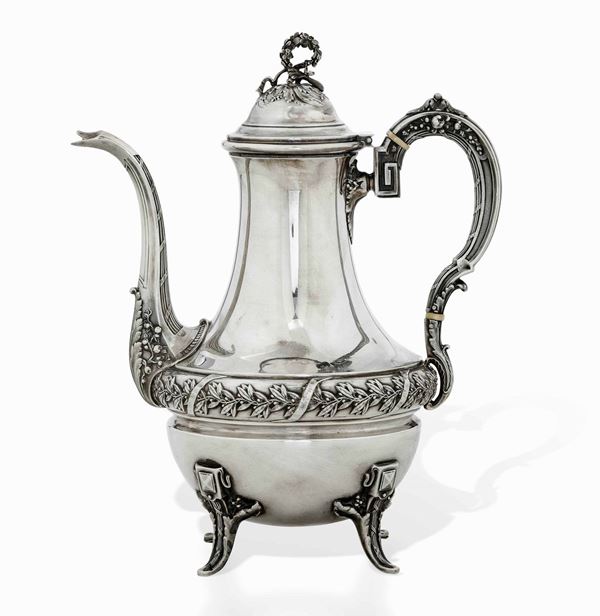 Caffettiera in argento primo titolo fuso e cesellato. Francia XIX secolo. Marchio in uso per l'esportazione