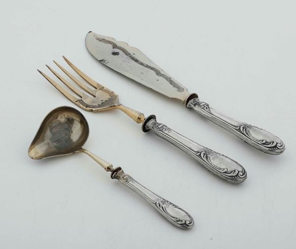 Cucchiaio, forchetta e coltello da portata con manici in argento. Manifattura del XX secolo