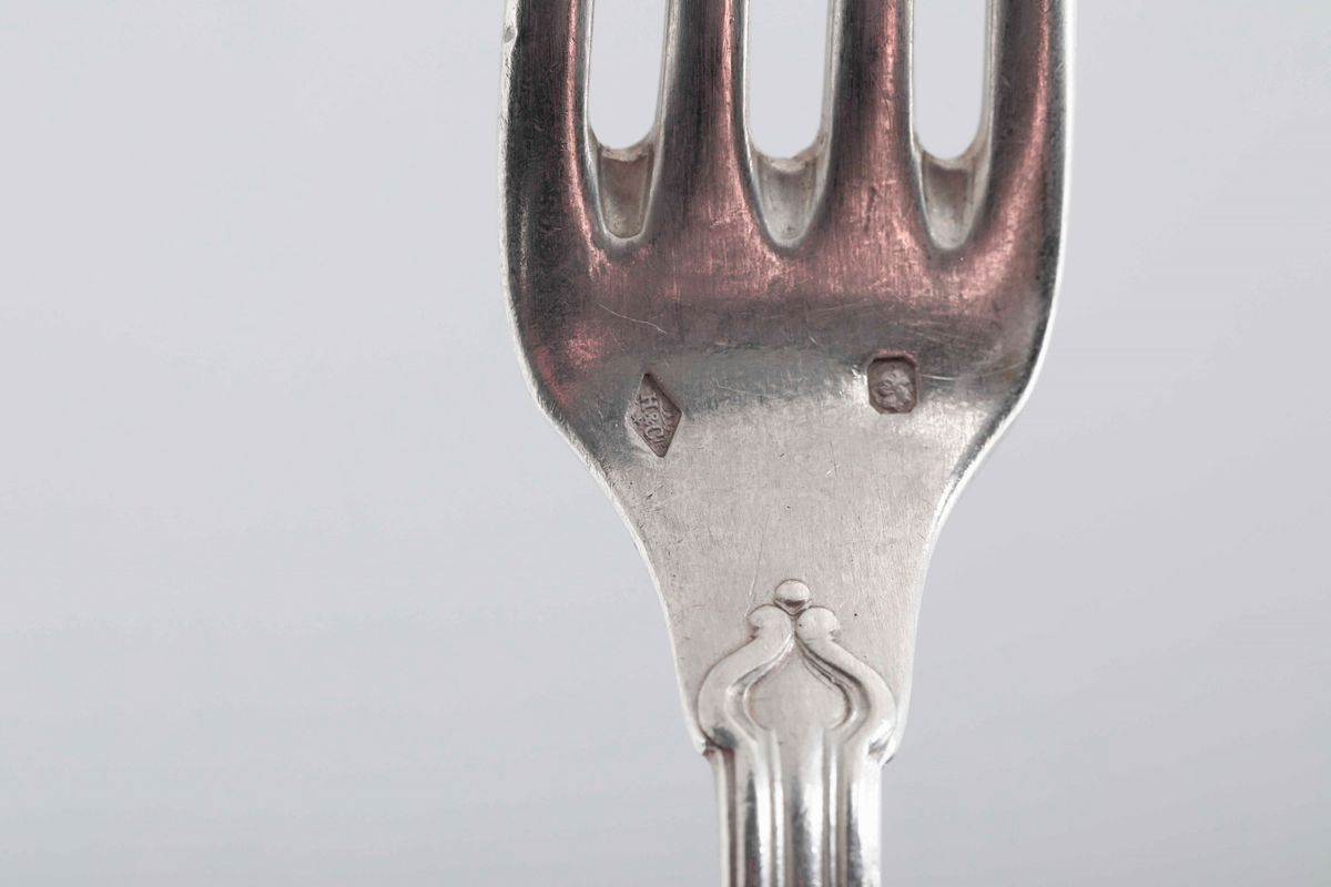 Servizio di Posate per Dodici Coperti in Argento Primo Titolo Fuso, Traforato e Cesellato. Franci...