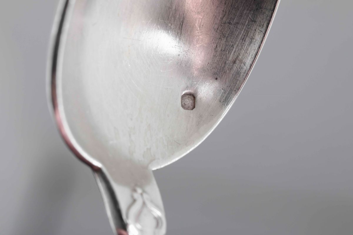 Servizio di Posate per Dodici Coperti in Argento Primo Titolo Fuso, Traforato e Cesellato. Franci...