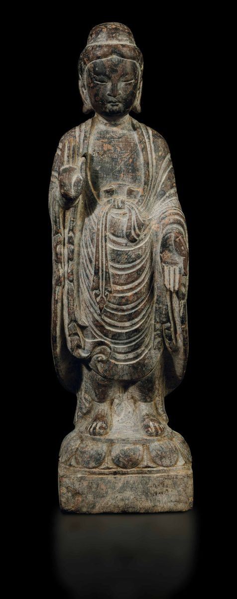 Figura di Buddha stante su fiore di loto scolpita in  pietra, Cina, probabilmente Dinastia Wei (386-534)