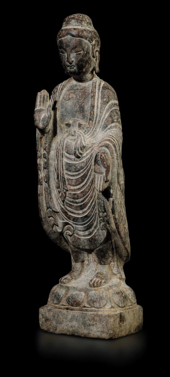 Figura di Buddha Stante su Fiore di Loto Scolpita in Pietra, Cina, Probabilmente Dinastia Wei (38...