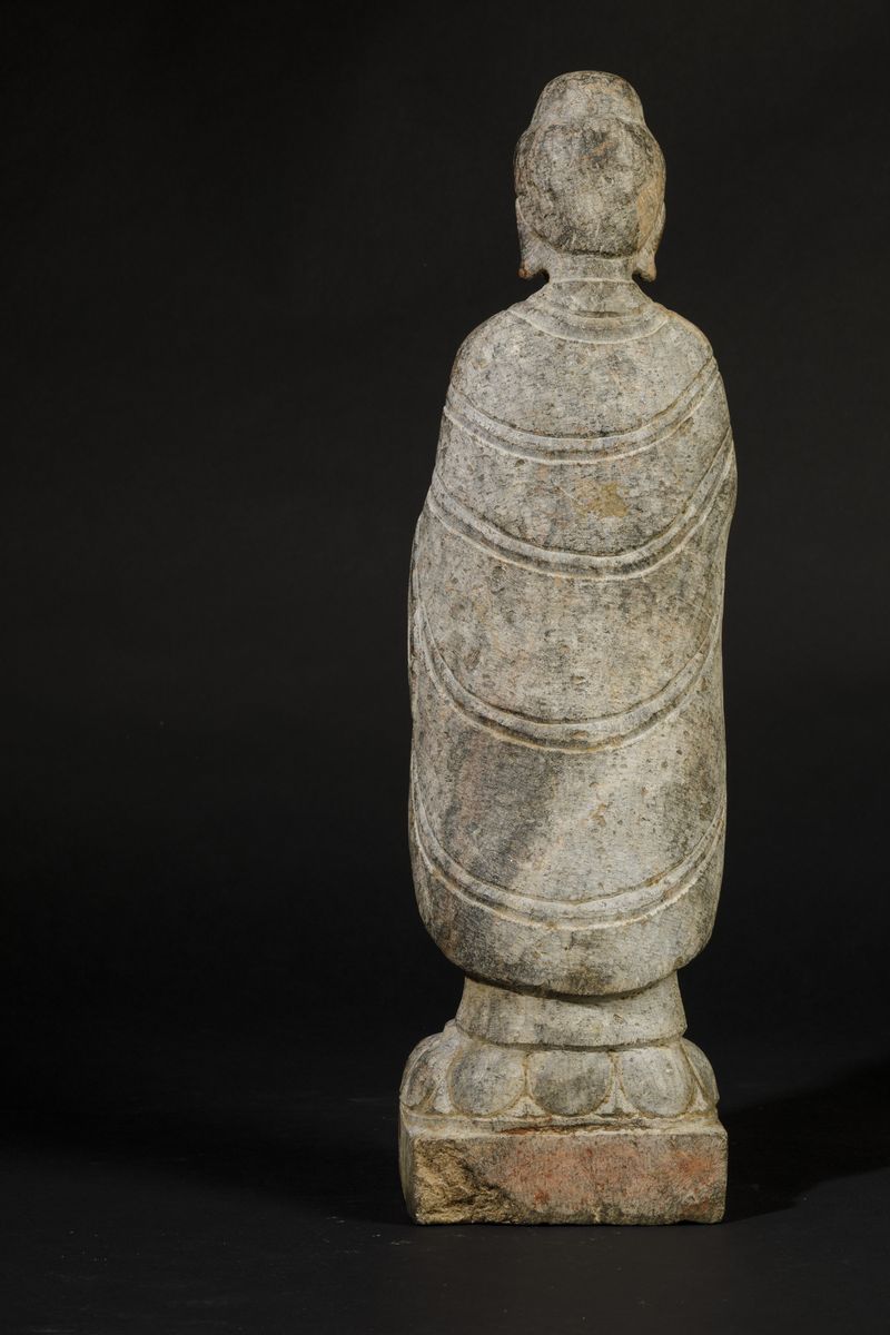Figura di Buddha Stante su Fiore di Loto Scolpita in Pietra, Cina, Probabilmente Dinastia Wei (38...