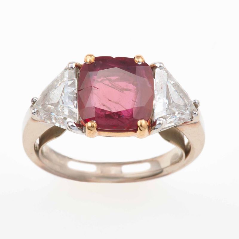Anello con rubino Thailandia di ct 1.56 circa e due diamanti taglio triangolo per ct 1.20 circa totali  - Asta Fine Jewels - Cambi Casa d'Aste