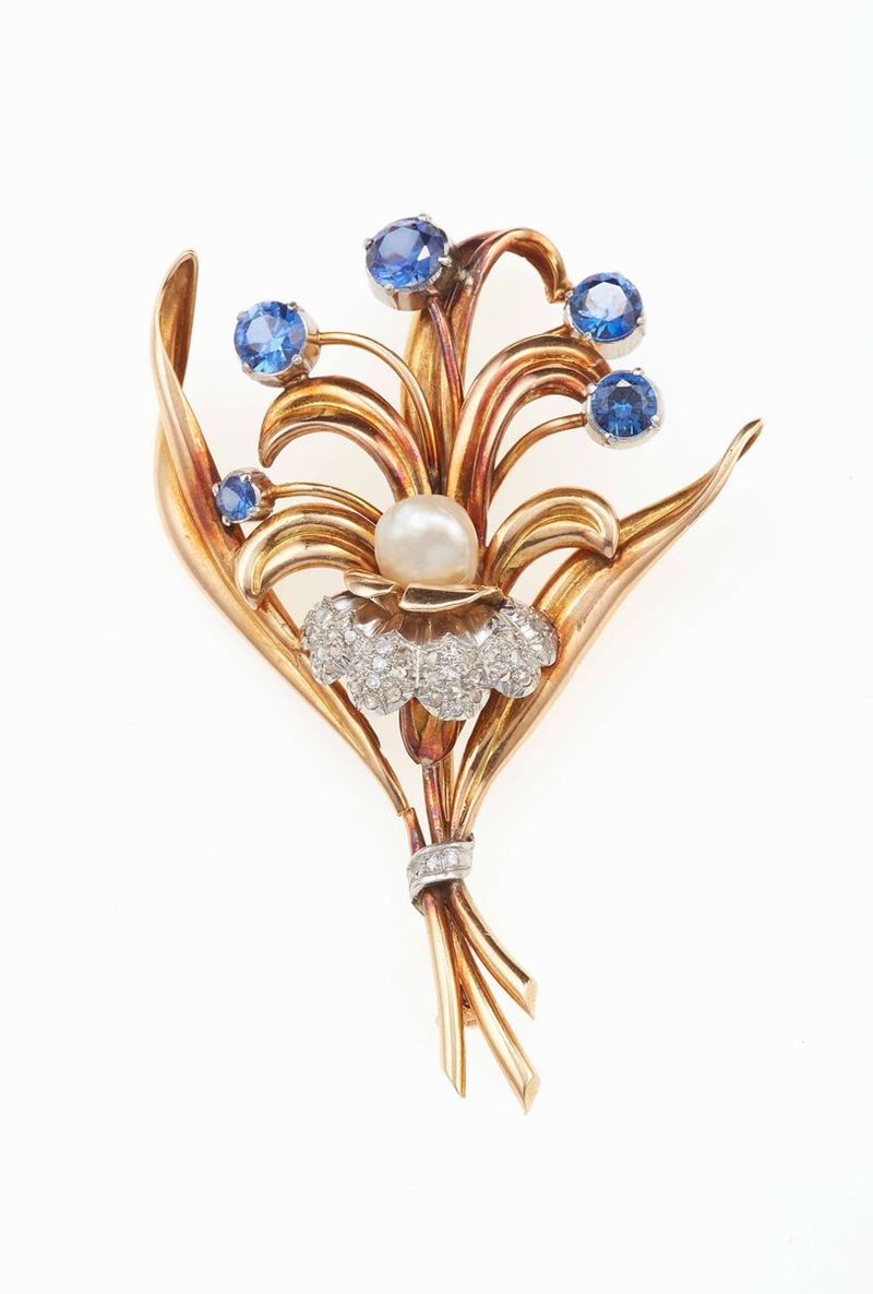 Spilla a soggetto floreale con zaffiri sintetici, diamanti e perla  - Auction Jewels | Timed Auction - Cambi Casa d'Aste