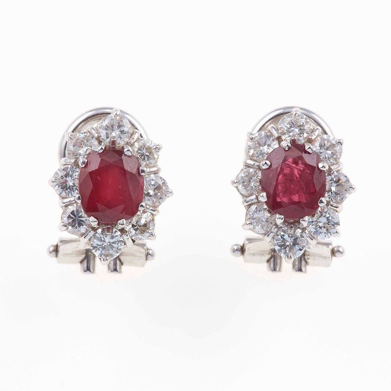 Orecchini con rubini Thailandia di ct 1.00 circa e diamanti a contorno  - Auction Jewels | Timed Auction - Cambi Casa d'Aste